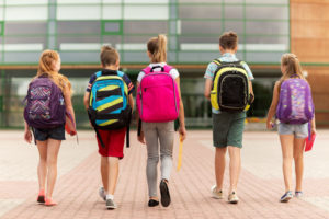 La Seguridad Peatonal Para Niños No Se Limita A Los Niños Que Caminan Hacia Y Desde La Escuela. Enséñele A Su Hijo Los Siguientes Consejos: