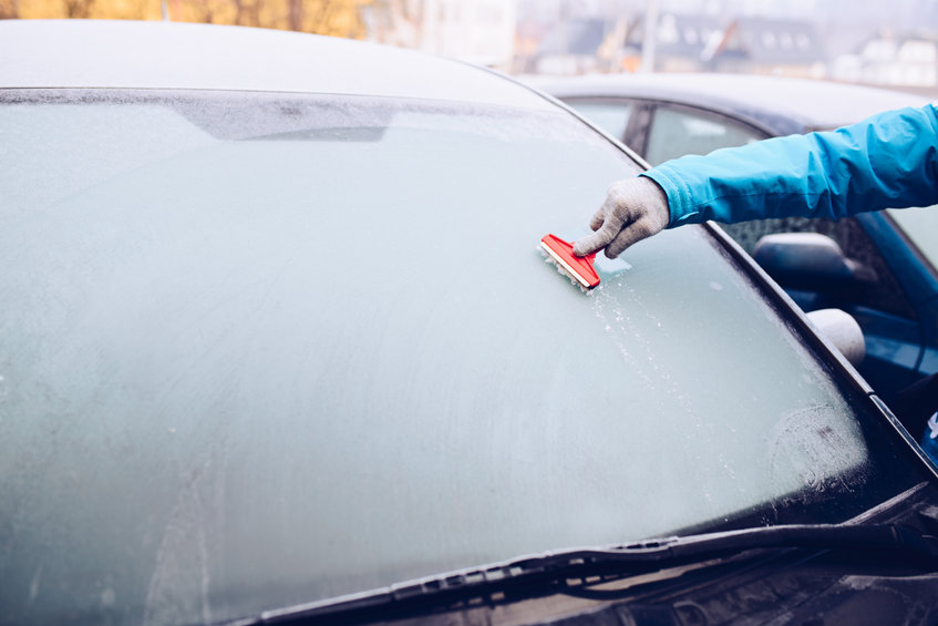 Vista al limpiaparabrisas trasero que elimina la nieve derretida y la  suciedad del parabrisas del automóvil durante el día durante la nieve y la  lluvia con spoiler auto servicio y repuestos