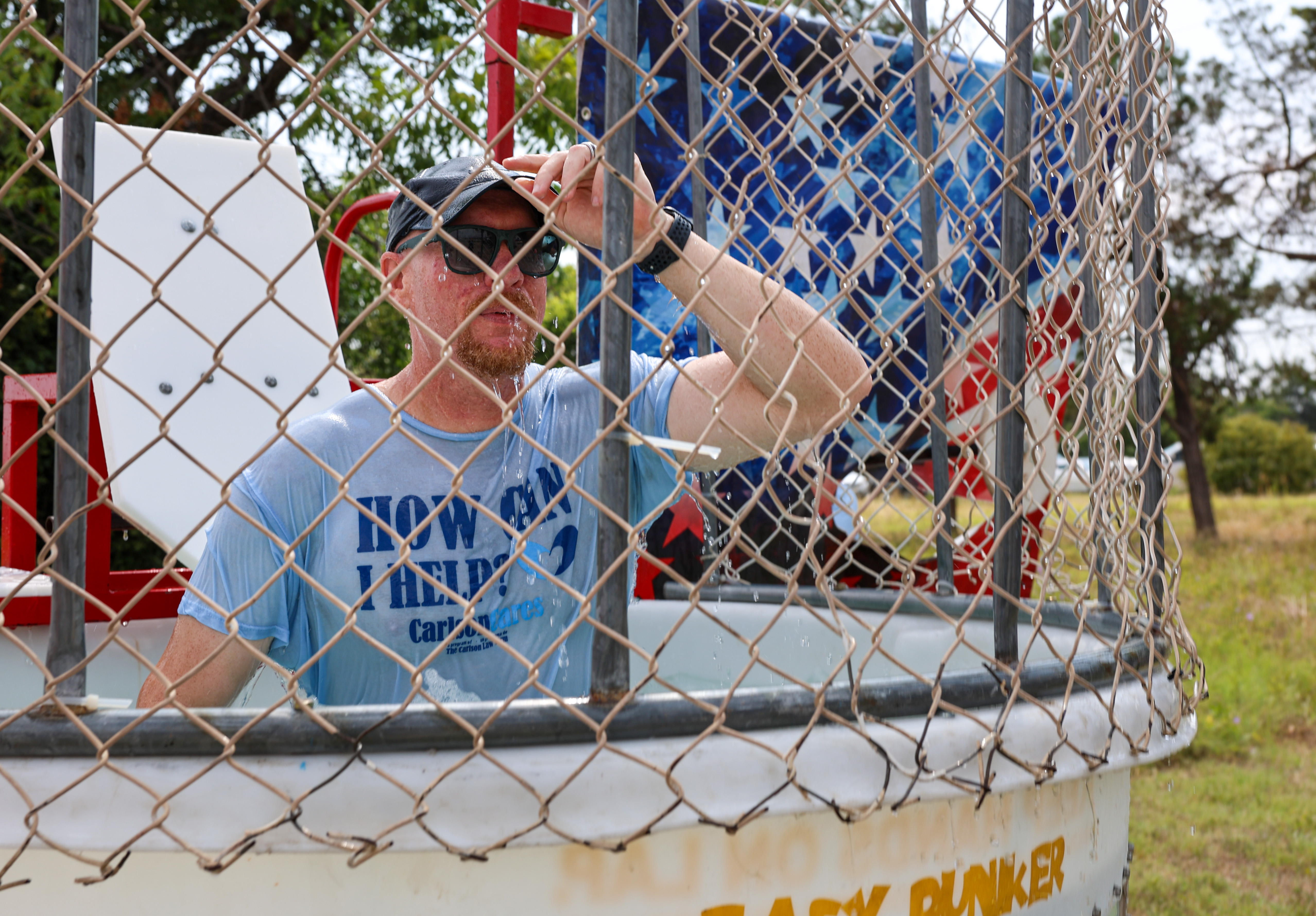 Abogado Dominic en juego de carnaval después de zambullirse en tanque de agua