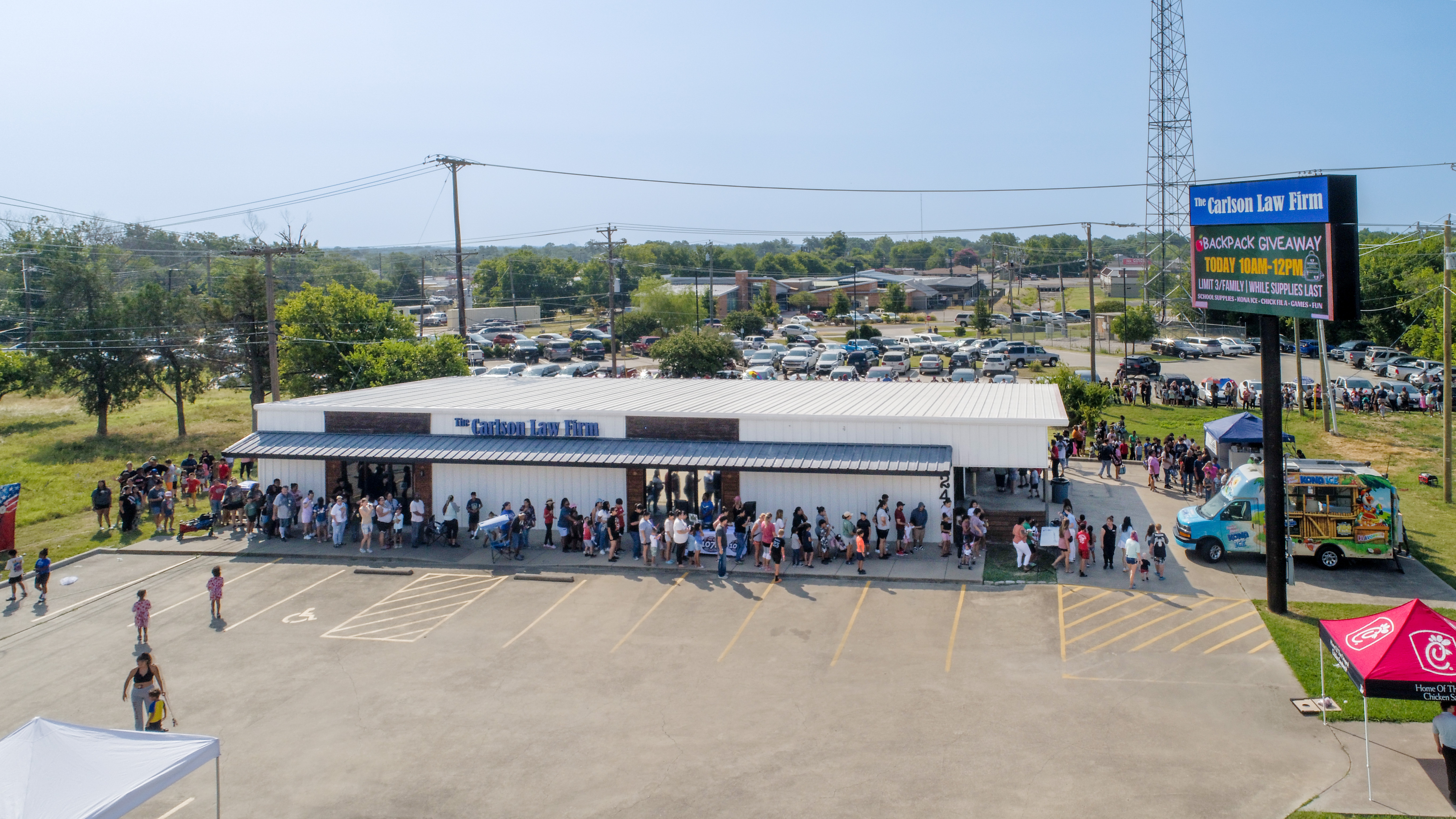 multitud de personas mas de 800 en distribucion de mochilas gratis en Waco