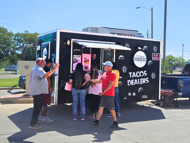 Carlson trajo a Taqueria Suadero, uno de los favoritos locales, para brindar rica comida en la festividad de Laredo.