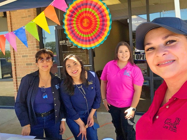 El equipo de The Carlson Law Firm—Laredo se preparó para celebrar junto a su comunidad con decoraciones coloridas y corazones felices.