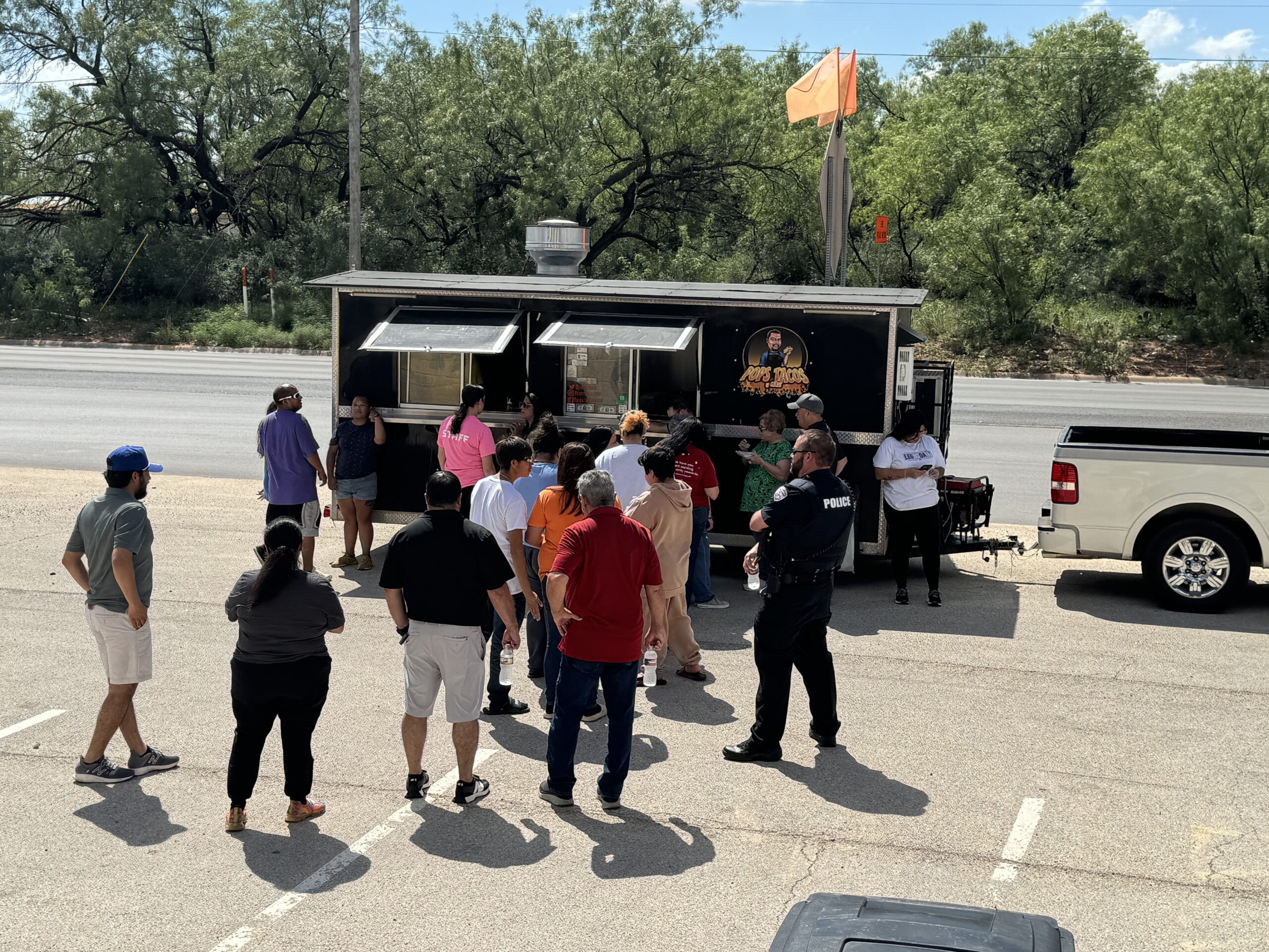 La comunidad de San Ángelo vino a celebrar disfrutando de los sabrosos tacos de Pops Tacos Y Más en las festividades del Mes de la Herencia Hispana 2024 de The Carlson Law Firm—San Ángelo.