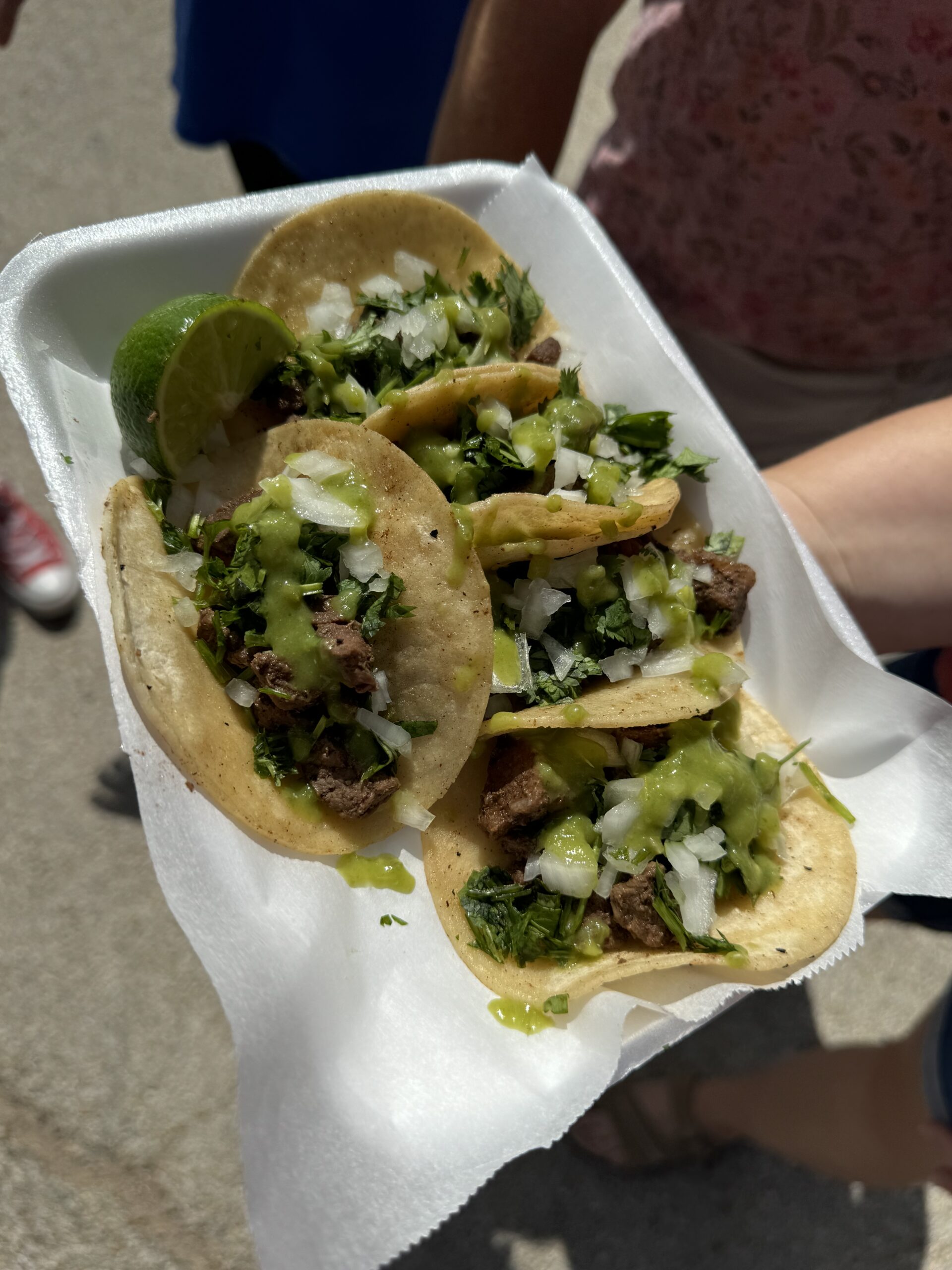 Deliciosos tacos al plato de Pops Tacos Y Más en la celebración del Mes de la Herencia Hispana 2024 de Carlson Law Firm—San Ángelo.