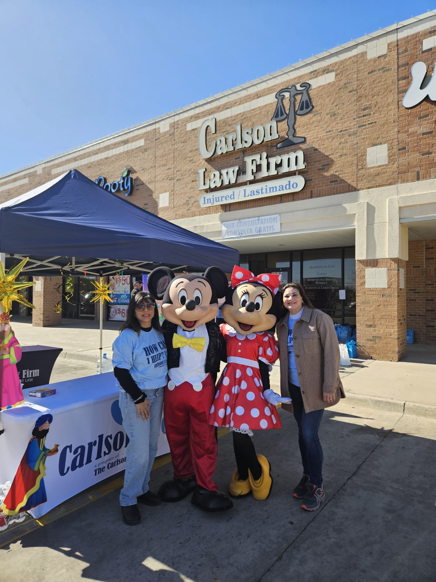 Edna Elizondo y Neyda con Mickey y Minnie