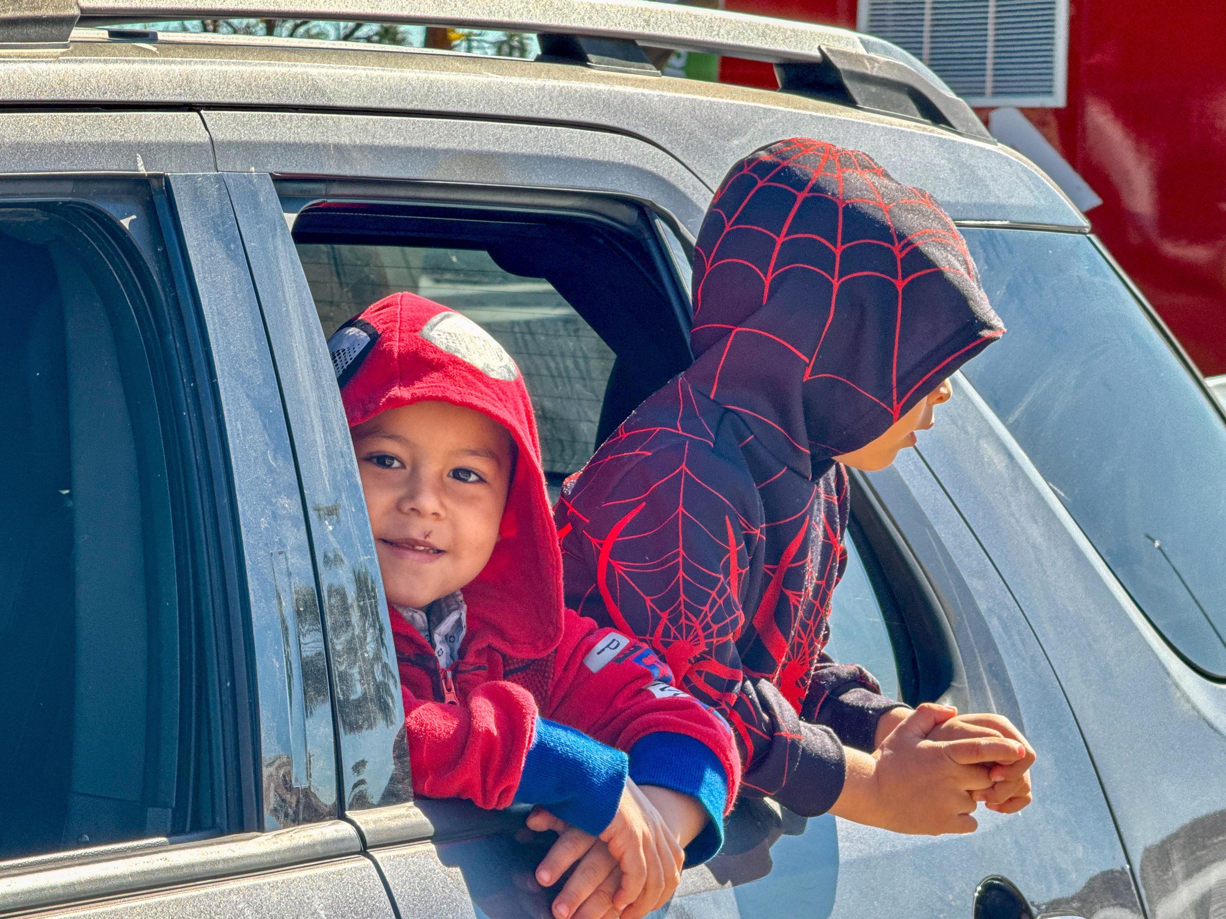 2025 Fiesta de Reyes en Laredo, niños en el carro esperando para recibir regalos