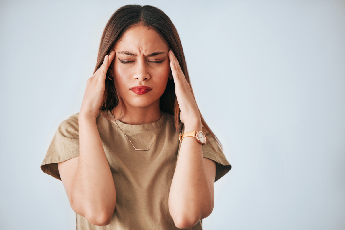 mujer con dolor de cabeza podría ser causado por un tumor cerebral benigno después de usar la inyección anticonceptiva Depo Provera.